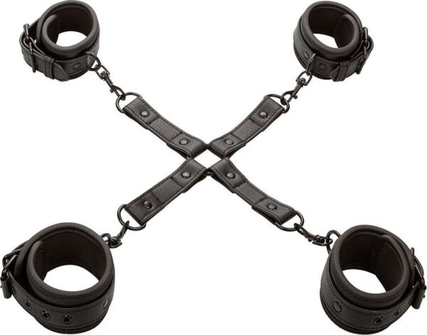 Menottes hog tie Nocturnal Collection de CalExotics, avec quatre bracelets noirs et un connecteur central