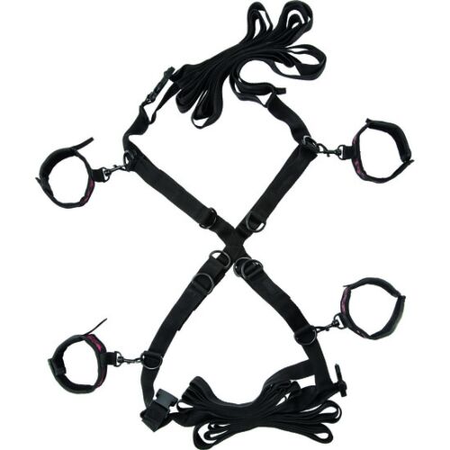 Manchettes au lit avec des menottes