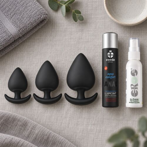 Coffret de dilatation anale progressive avec trois plugs en silicone – mise en scène d'ambiance (image générée par IA)