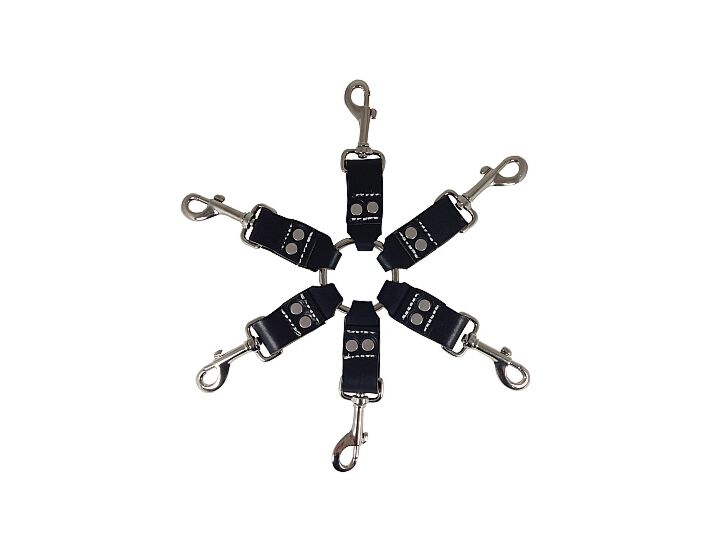 Bague avec des attelages de la peau