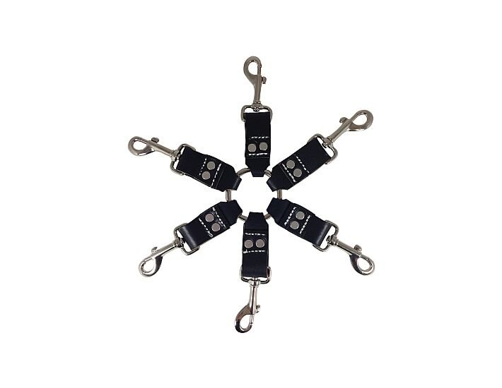 Bague avec des attelages de la peau