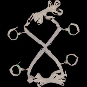 Manchettes au lit avec des menottes