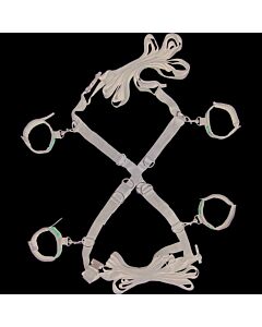 Manchettes au lit avec des menottes