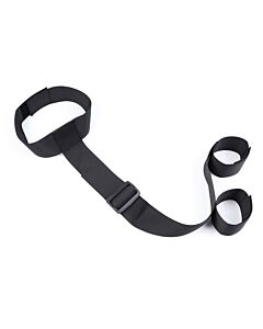 Ensemble de lingerie séduisante avec des menottes