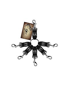 Bague avec des attelages de la peau