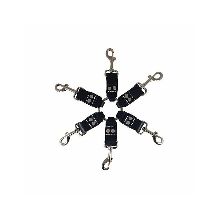 Bague avec des attelages de la peau