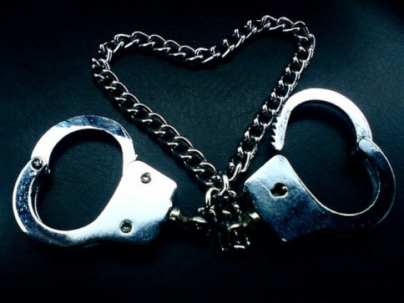 Menottes Érotiques : Guide Sécurisé pour Débutants en BDSM